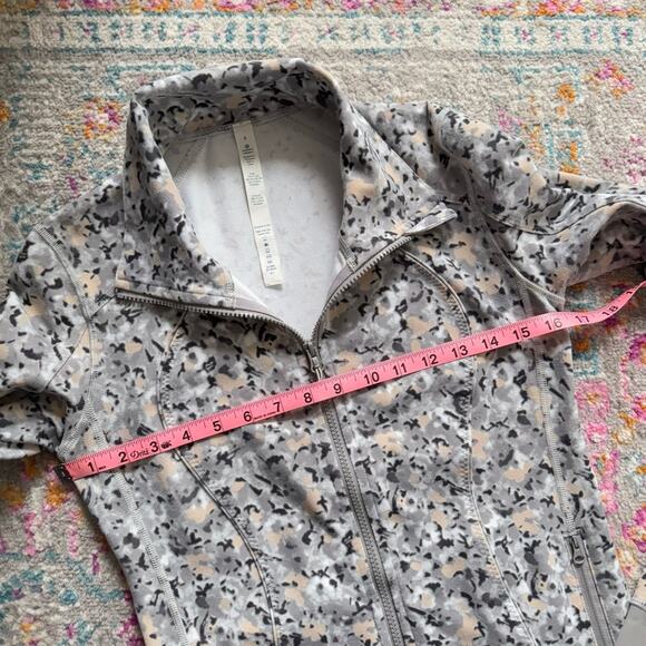 Lululemon Nice Asana Grey Beige White Camo Print Full Zip Jacket Women’s Size 6 - Picture 7 of 9